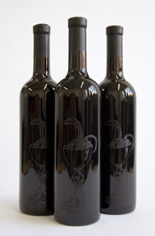 NOUGHT<br>
	         is an unfiltered show mead made exclusively from organic raw honey and well water. It's a delicate and dry honest mead. Black silkscreen on a black bottle.